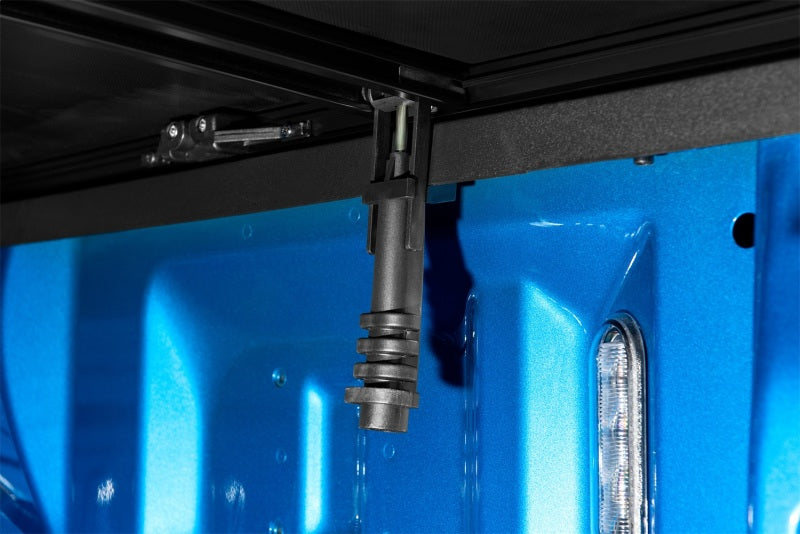 Lund 07-17 Toyota Tundra (5.5ft. Bed) Genesis Tri-Fold Tonneau Cover - Black 950120