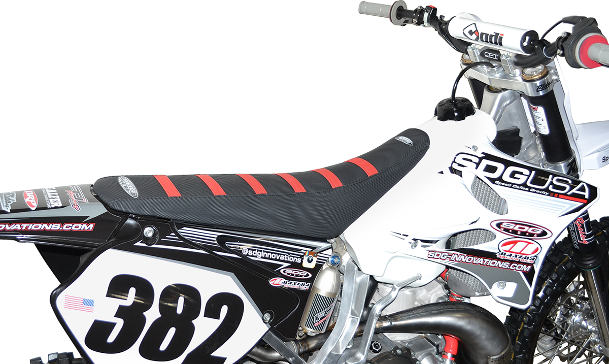 Funda de asiento SDG de 6 nervaduras - Costillas rojas/parte superior negra/laterales negros 95937RK 